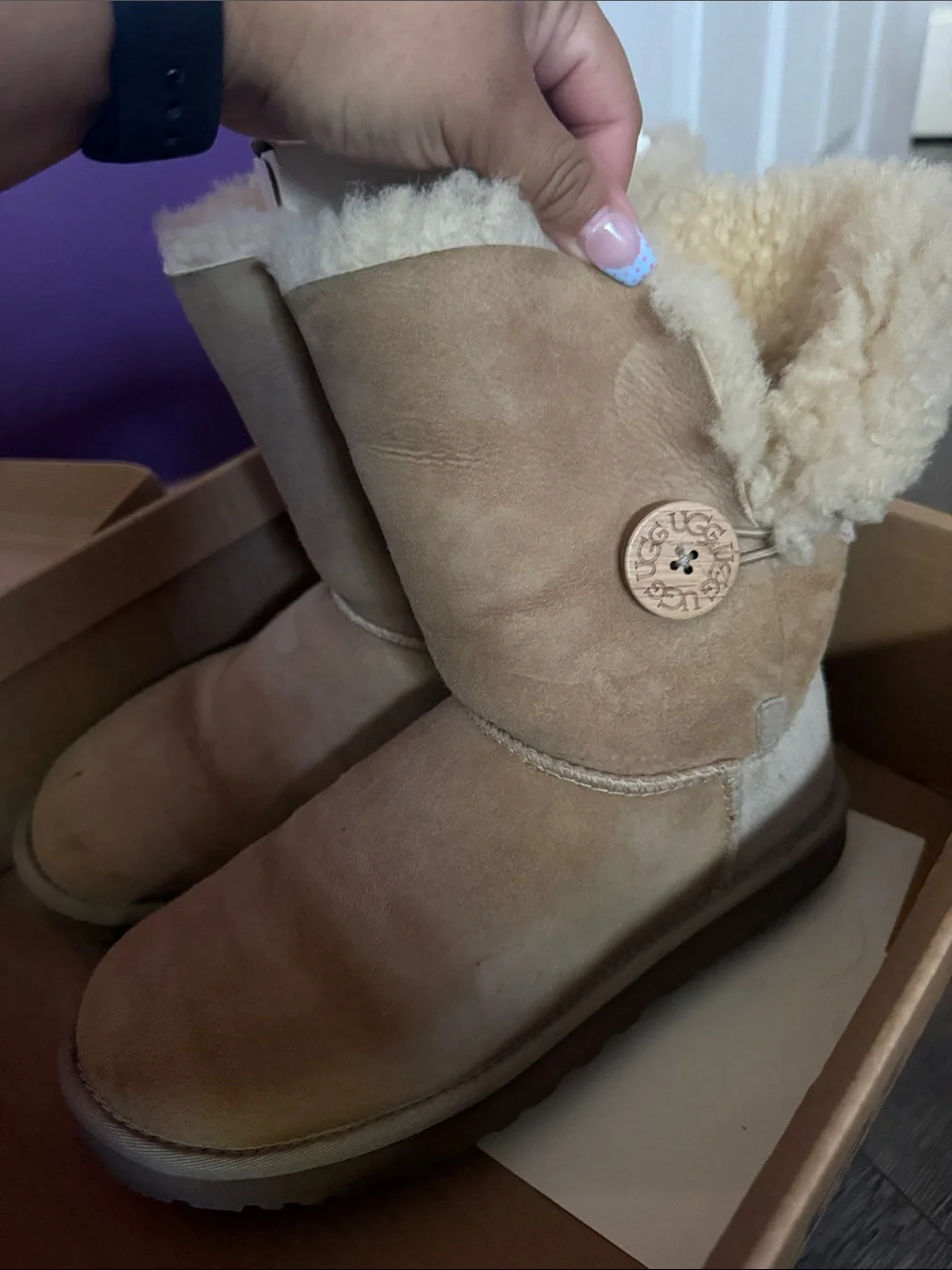 UGG W Bailey Button Boot in Sand/Tan